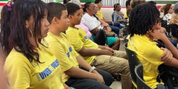 Alunos do Projeto Viver Melhor participam de palestra do Agosto Lilás promovida pela ONG Lírios